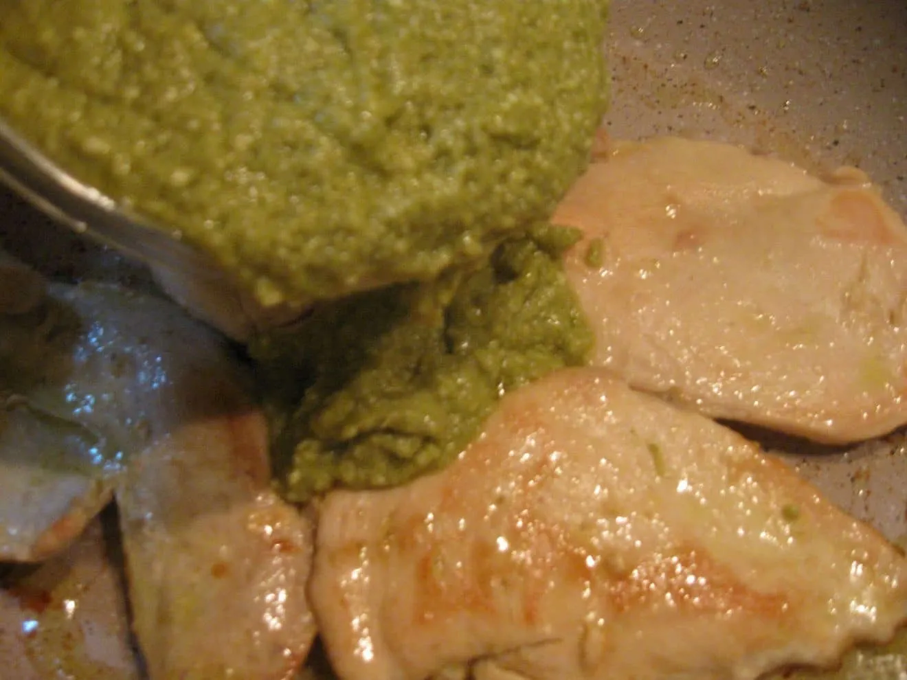 petto di pollo con crema di pistacchi e olive